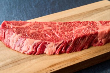 Tahtadaki çiğ eti kapat.