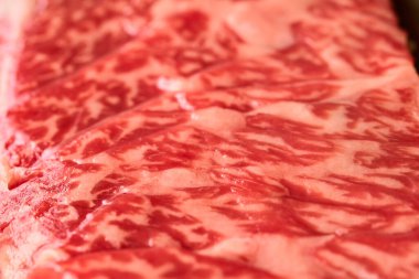 Tahtadaki çiğ eti kapat.