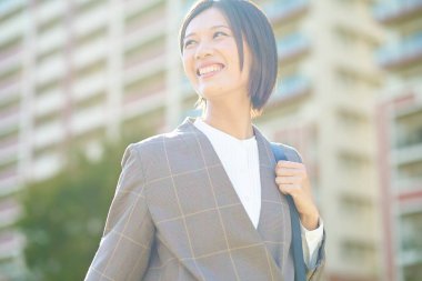 Güzel bir günde işe gidip gelen bir kadın.