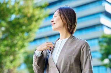 Güzel bir günde işe gidip gelen bir kadın.