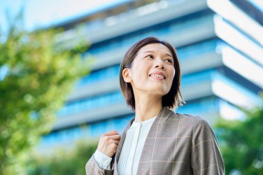 Güzel bir günde işe gidip gelen bir kadın.