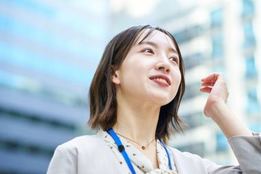 Güzel bir günde gülümseyen genç bir iş kadını.