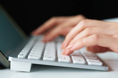 Bilgisayar klavyesinde yazan elleri kapat