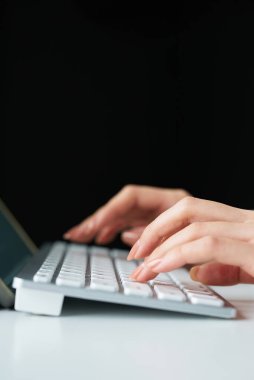 Bilgisayar klavyesinde yazan elleri kapat