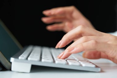 Bilgisayar klavyesinde yazan elleri kapat