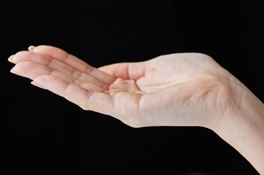 Avucunuzun içi ve siyah arkaplanınızla yukarı fırlıyorsunuz.