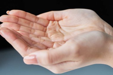 Avucunuzun içi ve siyah arkaplanınızla yukarı fırlıyorsunuz.