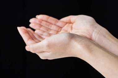 Avucunuzun içi ve siyah arkaplanınızla yukarı fırlıyorsunuz.