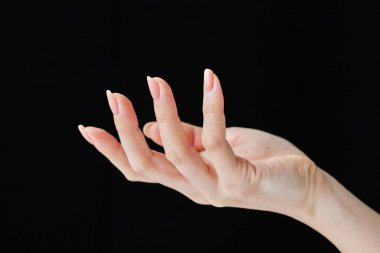 Avucunuzun içi ve siyah arkaplanınızla yukarı fırlıyorsunuz.