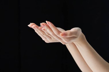 Avucunuzun içi ve siyah arkaplanınızla yukarı fırlıyorsunuz.