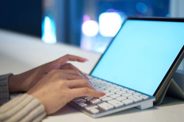 Gece görüşü olan bir yerde bilgisayarın klavyesine yazı yazan eller