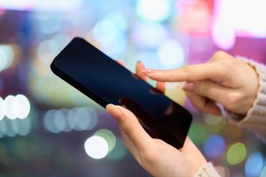 Akşamları şehir merkezindeki yoğun bir bölgede akıllı telefon kullanılıyor.