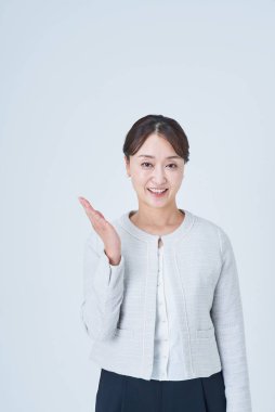 Rehber veya işaret eden bir iş kadını ve beyaz arka plan