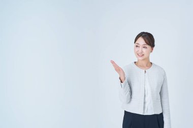 Rehber veya işaret eden bir iş kadını ve beyaz arka plan