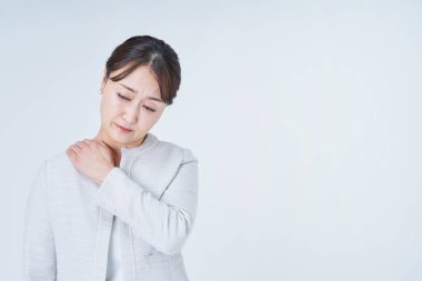 Katı omuzları ve beyaz geçmişi olan bir iş kadını.