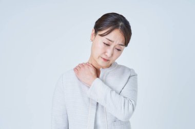 Katı omuzları ve beyaz geçmişi olan bir iş kadını.