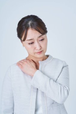 Katı omuzları ve beyaz geçmişi olan bir iş kadını.