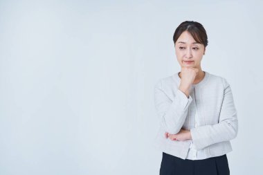 Endişeli ve beyaz bir geçmişi olan iş kadını.