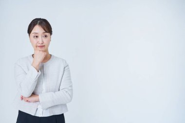 Endişeli ve beyaz bir geçmişi olan iş kadını.