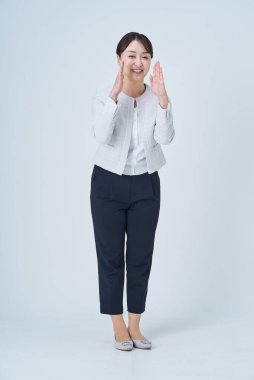 Tezahürat yapan iş kadını ve beyaz arkaplan