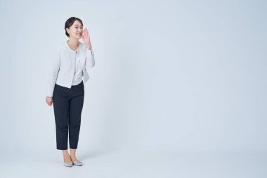 Tezahürat yapan iş kadını ve beyaz arkaplan