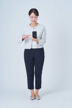 Akıllı telefon kullanan ve beyaz geçmişi olan bir kadın.