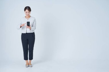 Akıllı telefon kullanan ve beyaz geçmişi olan bir kadın.