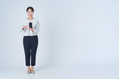 Akıllı telefon kullanan ve beyaz geçmişi olan bir kadın.