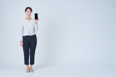 Akıllı telefon kullanan ve beyaz geçmişi olan bir kadın.