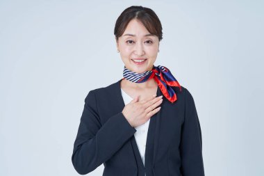 Eli göğsünde beyaz bir geçmişi olan takım elbiseli bir kadın.