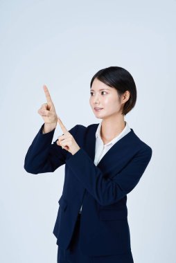 Beyaz bir geçmişi olan genç bir iş kadını.