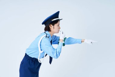 Islık çalan, işaret eden ve beyaz bir geçmişi olan kadın bir güvenlik görevlisi.