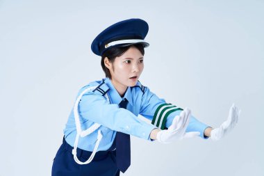 Durmak için poz veren bir kadın güvenlik görevlisi ve beyaz bir arka plan.