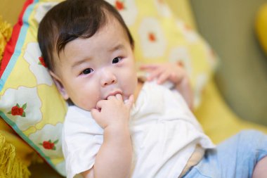 Odada tek başına oynayan tatlı bir bebek.