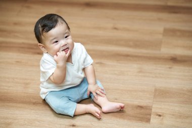 Odada tek başına oynayan tatlı bir bebek.