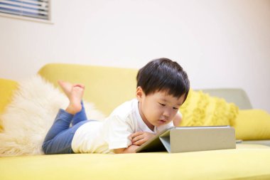 Tablet ekranına bakan bir çocuk