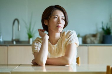 Orta yaşlı bir kadın kendini yorgun hissediyor.