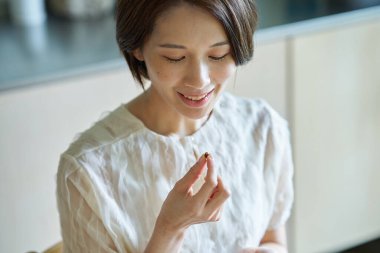 Odasında takviye alan orta yaşlı bir kadın.