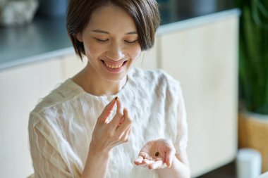 Odasında takviye alan orta yaşlı bir kadın.