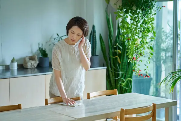 Bir odada baş ağrısı çeken bir kadın.