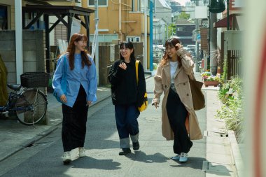 Güzel bir günde şehirde yürüyen üç kadın.