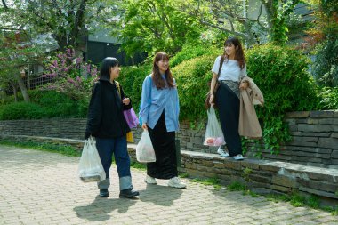 Güzel bir günde şehirde yürüyen üç kadın.