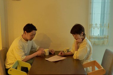 Işığın altında konuşan bir çift.