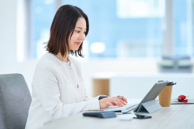 Dostça bir ortamda çalışan genç bir kadın.