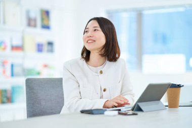 Dostça bir ortamda çalışan genç bir kadın.