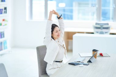 Genç bir kadın derin bir nefes alıyor.