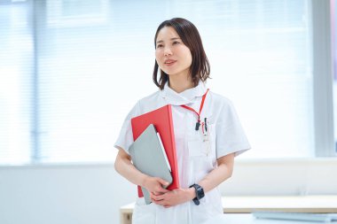 Beyaz önlüklü genç bir kadının portresi.