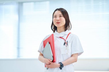 Beyaz önlüklü genç bir kadının portresi.