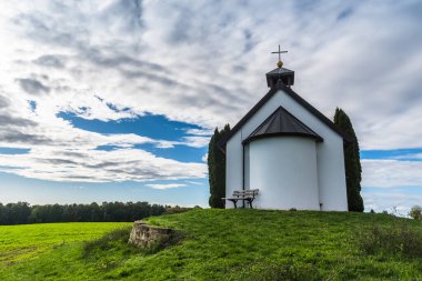 Güneşli sonbaharda tepede küçük bir şapel.