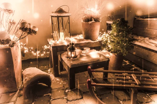 妖精の光で雪の屋外クリスマスの装飾を冬に — ストック写真